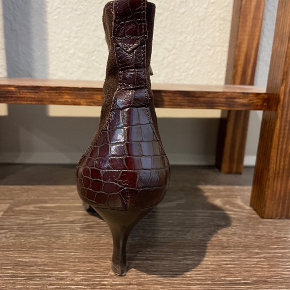 Donald J. Pliner Lola S495 Suede Boots Chocolate Brown Kitty Heels Size7 - Picture 3 of 7